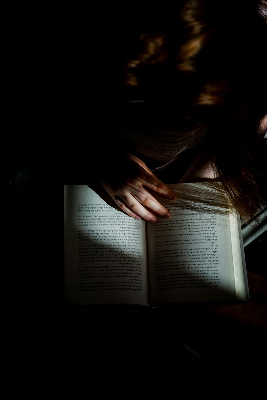 woman reading mystery book